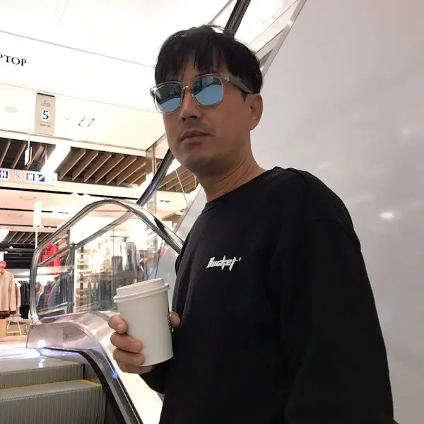 카페에 앉아있는 손님