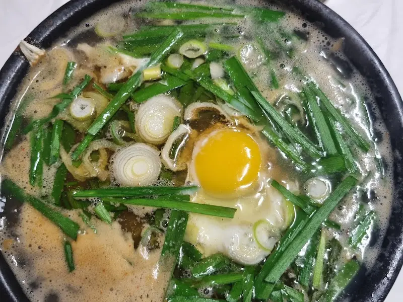 계란이 풀어져 있는 굴국밥