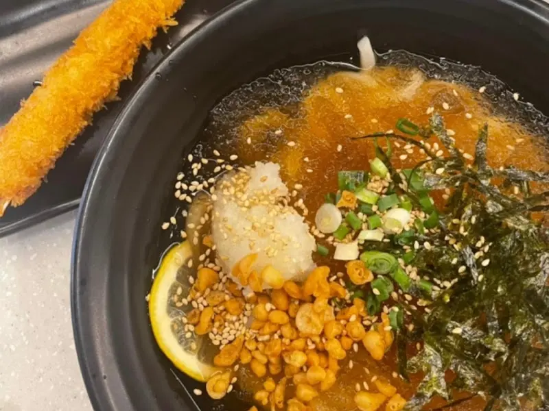 레몬 조각이 올려진 우동