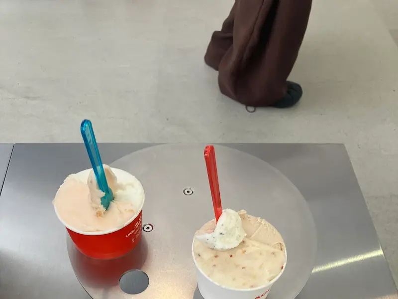 테이블 위의 젤라또 컵