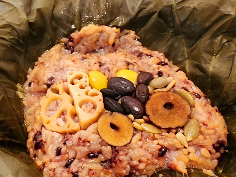 윤기가 자르르 흐르는 연잎밥