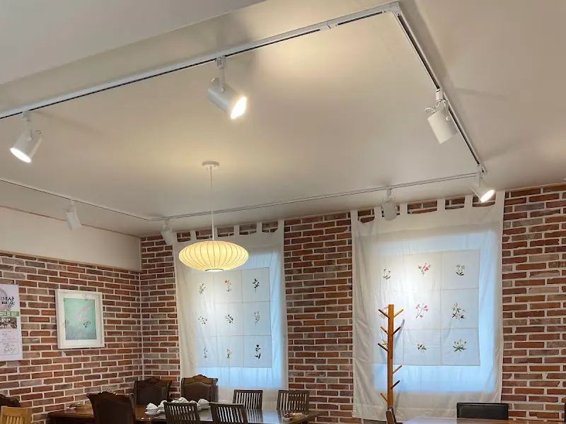 따뜻한 분위기의 내부 인테리어