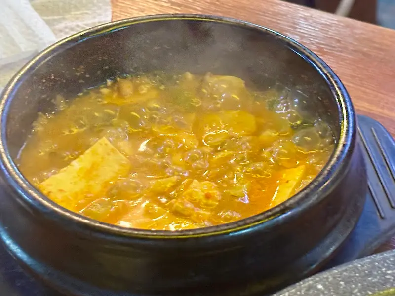 뚝배기에 담겨 보글보글 끓고 있는 청국장의 모습