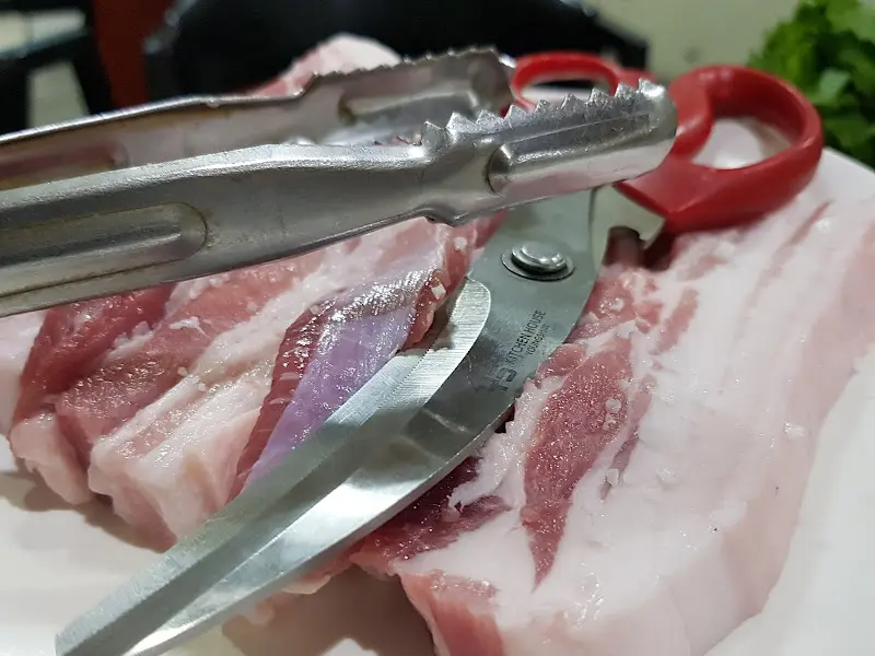흑돼지 삼겹살을 자르는 가위와 집게