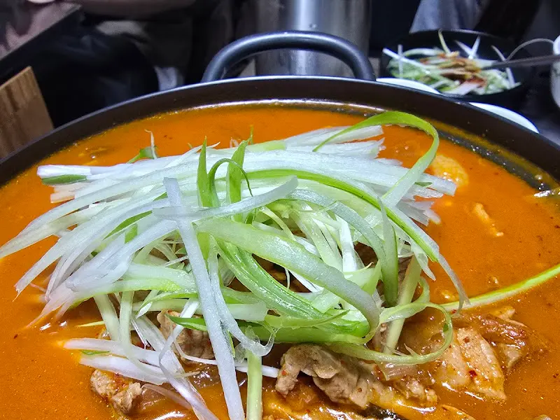 김치찌개에 파가 가득 올려진 모습