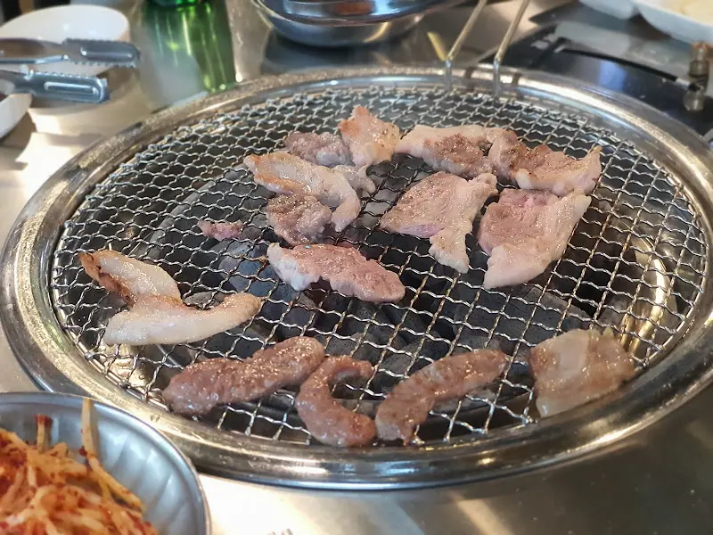 불판 위에서 익어가는 뽈살