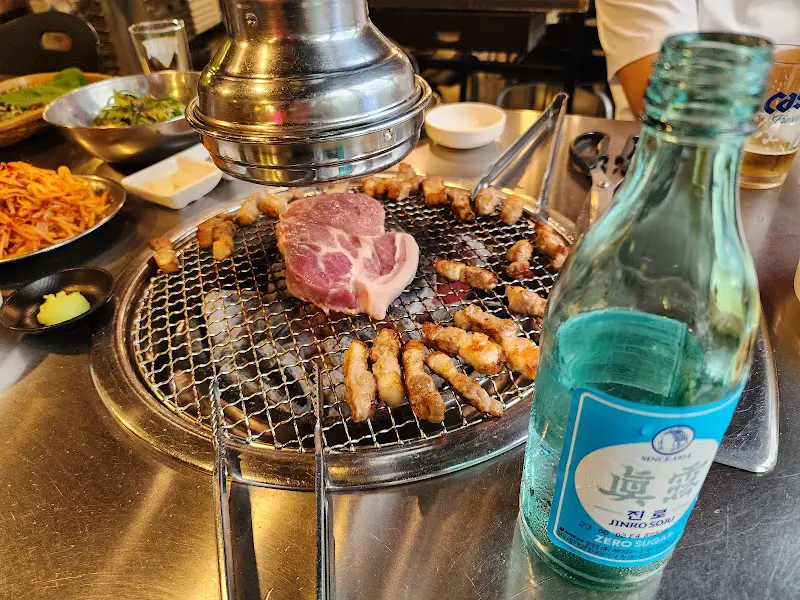 불판 위의 삼겹살과 뽈살