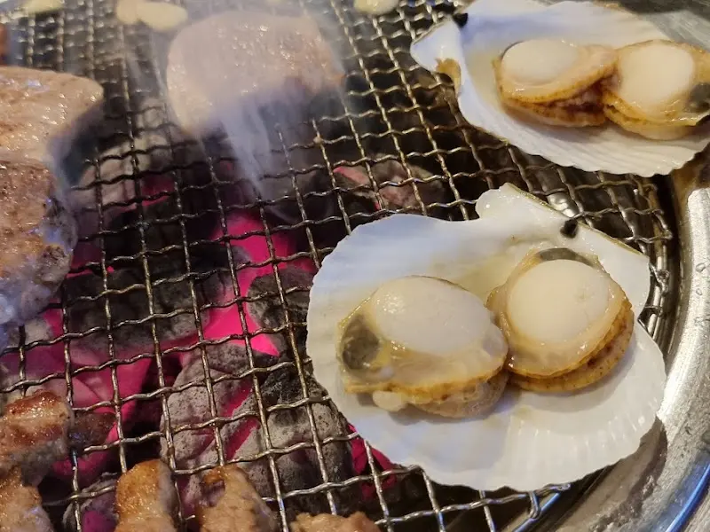 숯불 위에서 익어가는 가리비