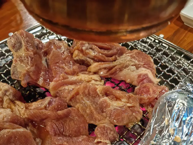 숯불 위에서 익어가는 갈비