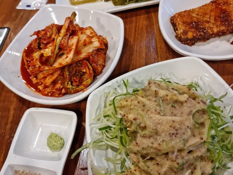 손수갈비의 풍성한 밑반찬