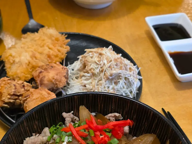 규동과 가라아게, 샐러드가 함께 나오는 메뉴