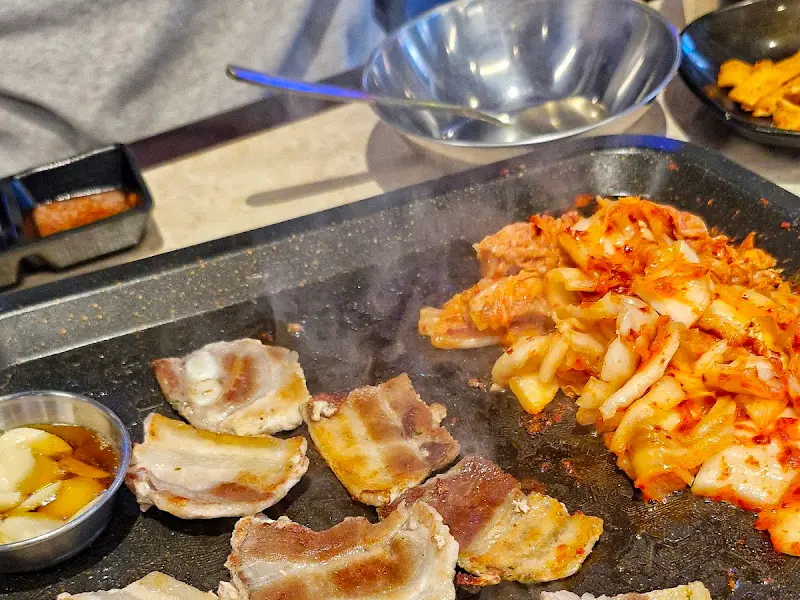 냉삼과 김치가 구워진 불판