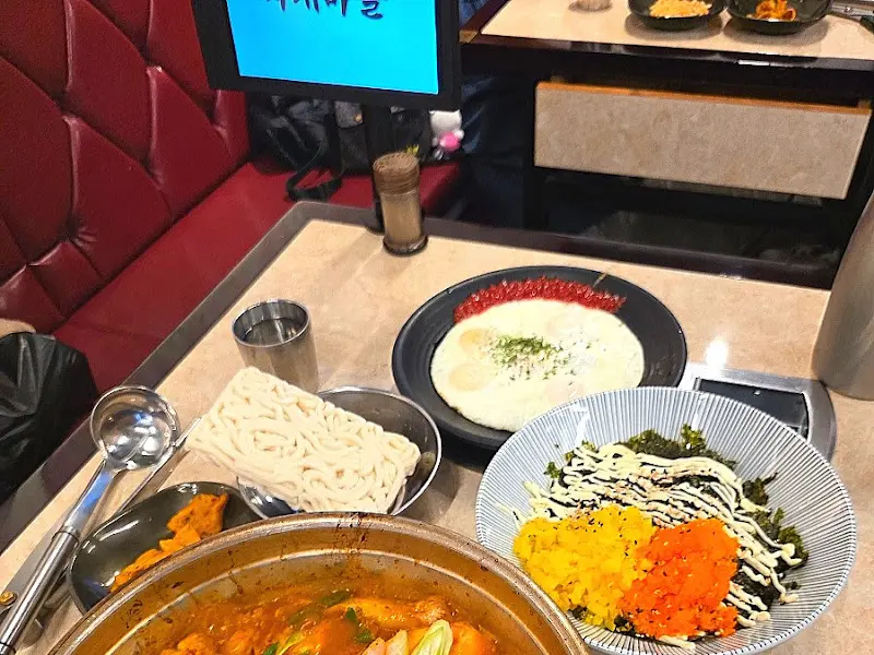 계란찜과 라면 사리가 놓여진 테이블