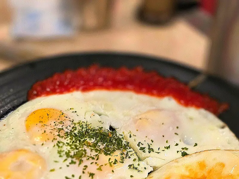 계란 후라이에 케첩이 뿌려진 모습