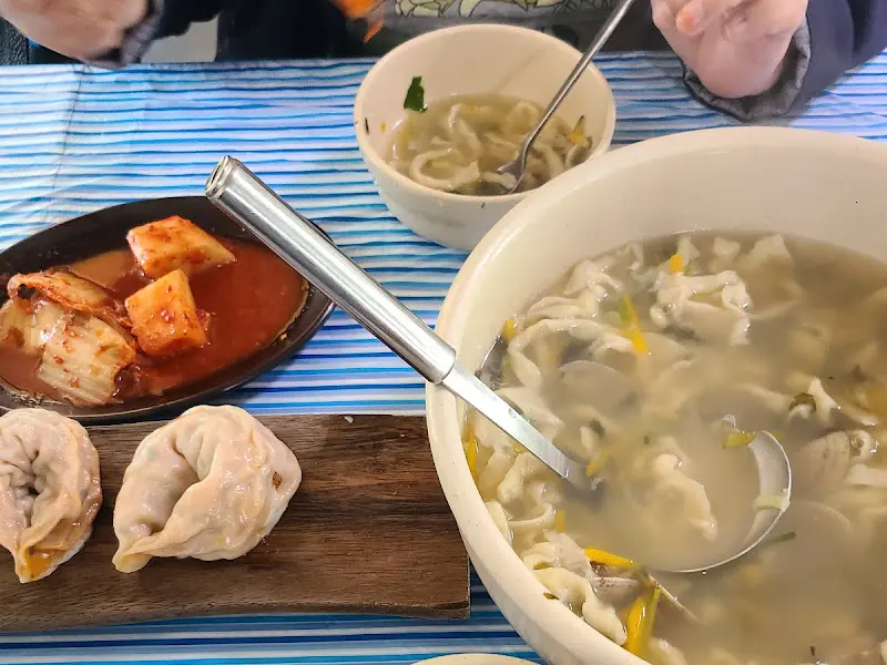칼국수, 만두, 김치