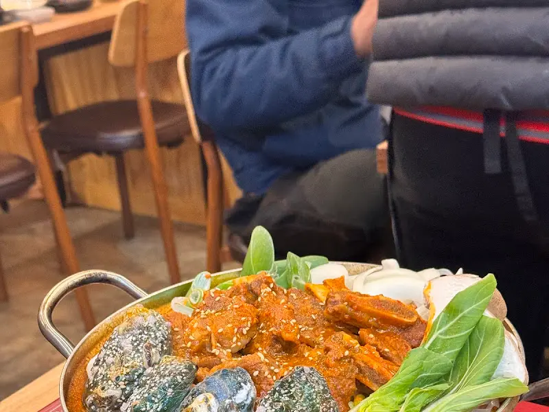 매콤한 양념이 입맛을 돋우는 갈비찜