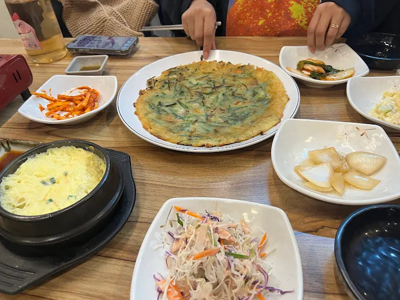 다양한 밑반찬이 푸짐하게 제공된다.