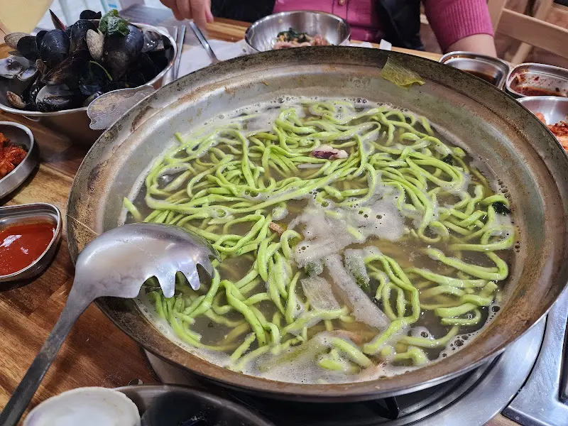 초록색 면발의 칼국수