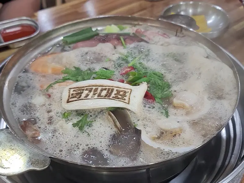 끓고 있는 해물칼국수