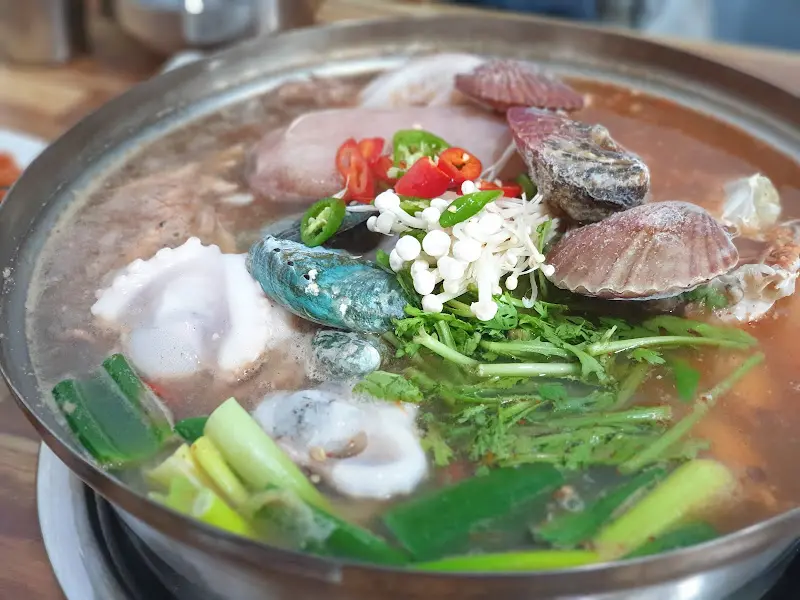 해물 가득한 칼국수