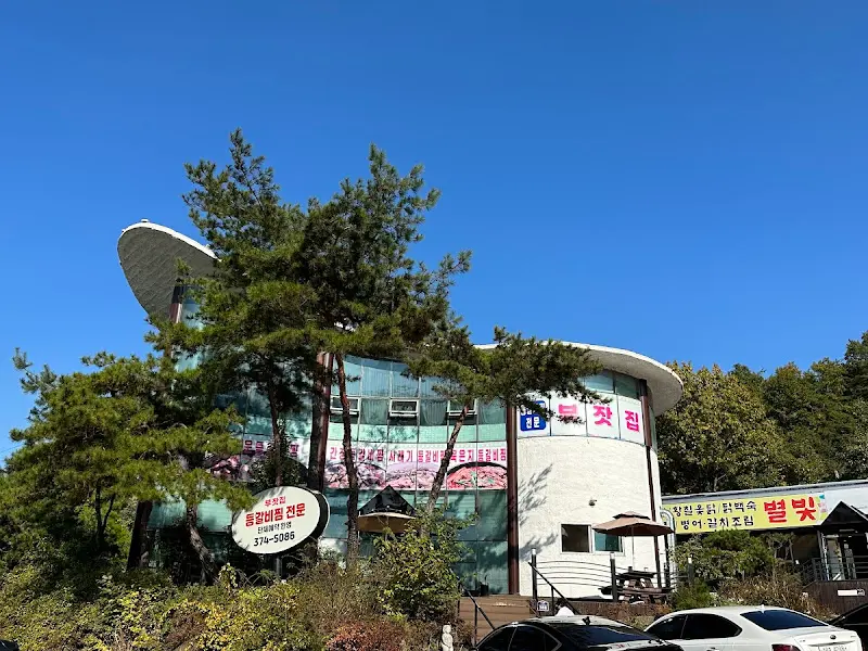 깔끔한 외관의 부잣집 식당 건물