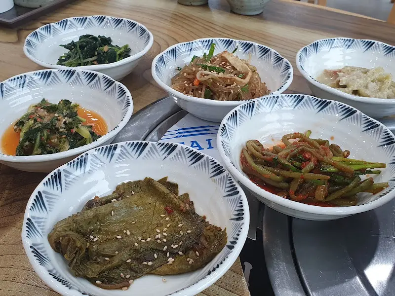 정갈하게 담겨 나온 맛깔스러운 밑반찬들