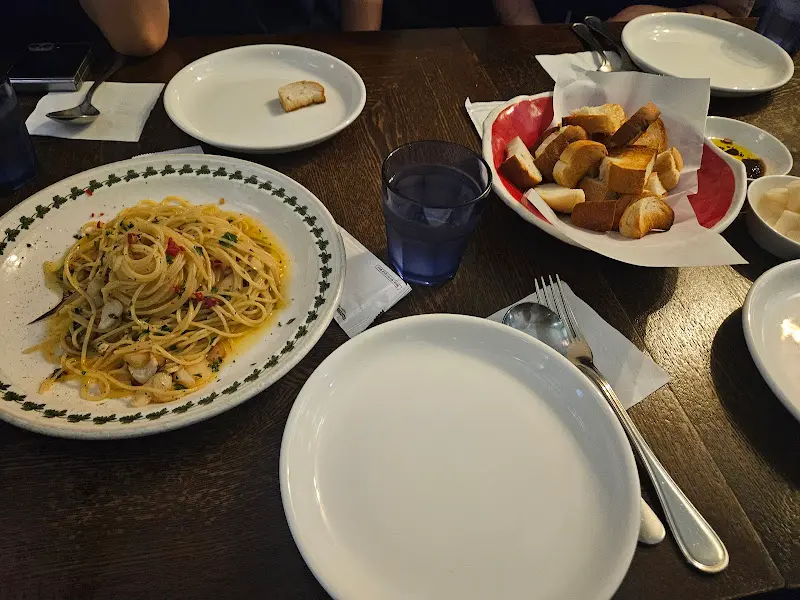 해산물 오일 파스타와 식전빵