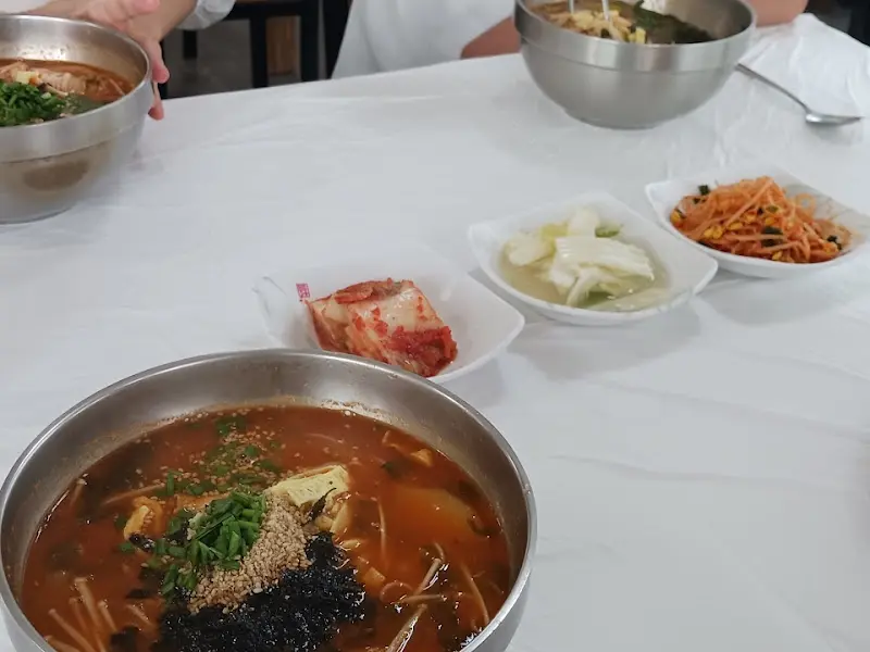 어탕국수와 밑반찬 전체샷