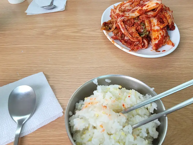 만나손칼국수의 칼국수와 김치