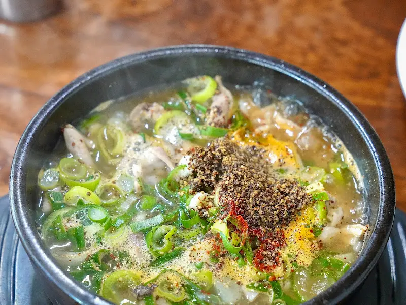 순대국밥에 뿌려진 후추