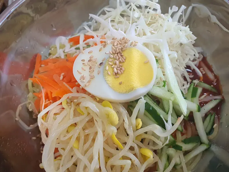 푸짐한 비빔국수