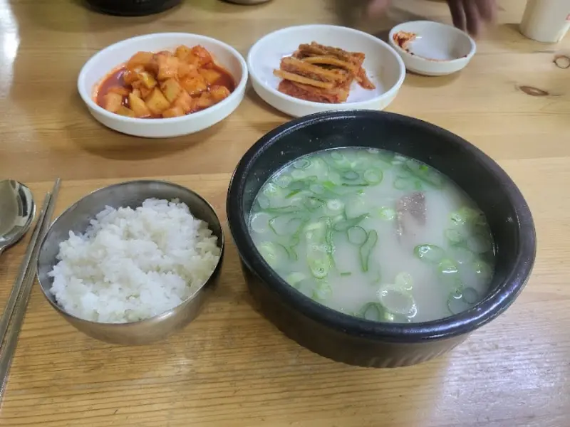 소머리 곰탕과 깍두기