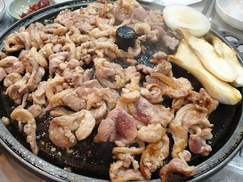 가마솥 뚜껑 위에서 맛있게 익어가는 오리 주물럭