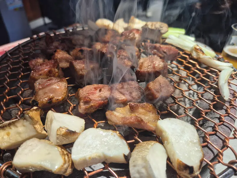 숯불 위에서 익어가는 고기