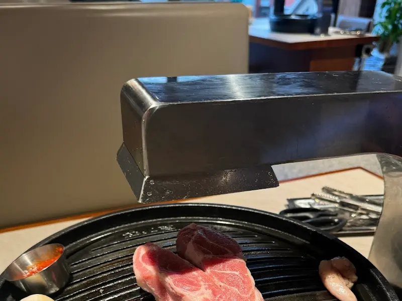 고기를 굽는 모습