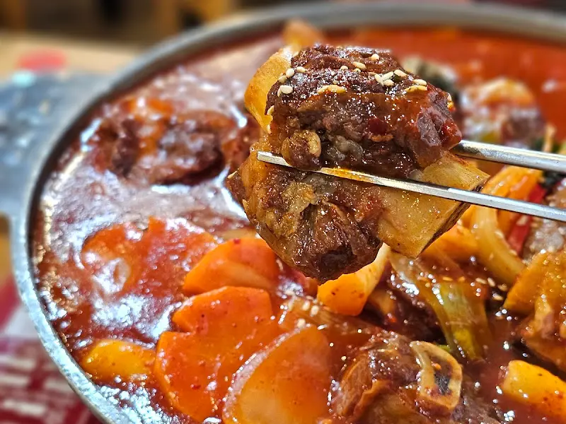 젓가락으로 집어 올린 갈비찜