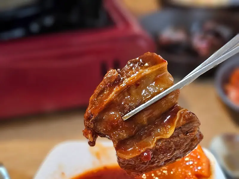윤기가 흐르는 갈비찜 한 점
