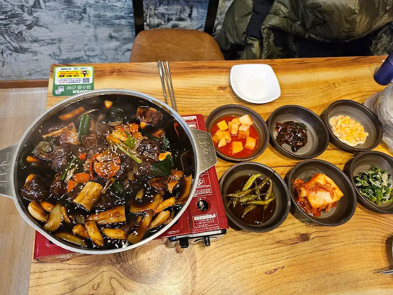 갈비찜과 정갈한 밑반찬 한 상 차림