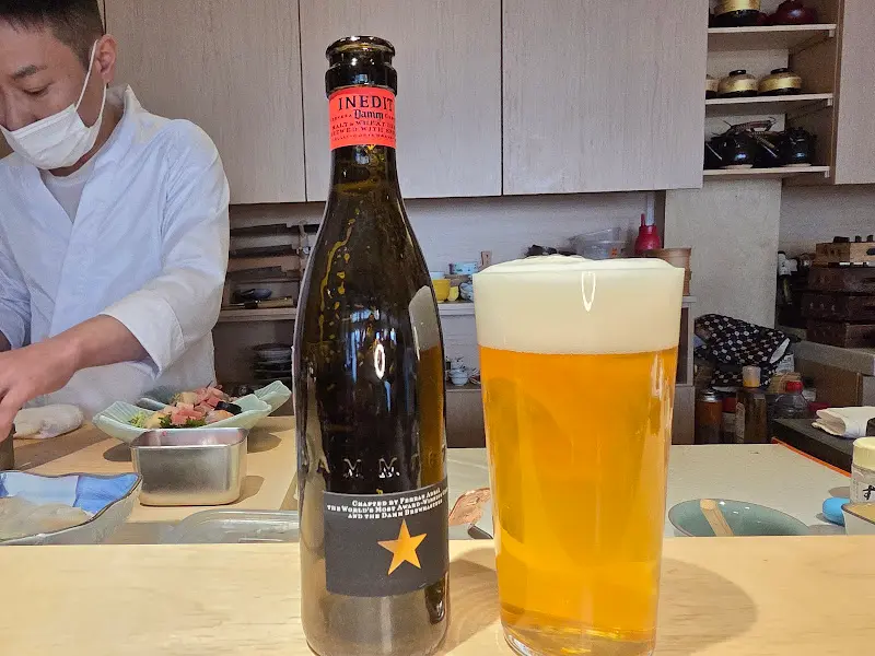 이네딧 담 맥주와 셰프의 모습