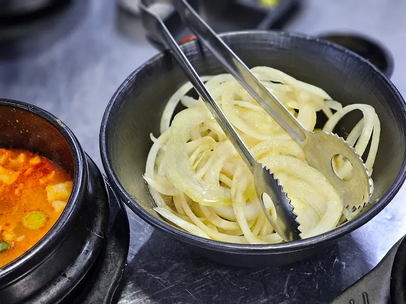 신선한 양파 슬라이스가 담긴 찬 그릇