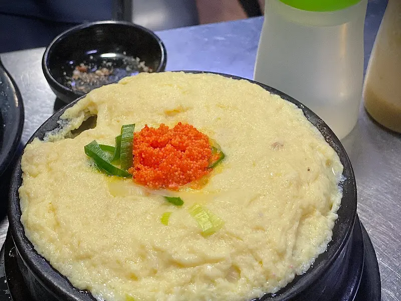 불판 위에 놓인 멜젓