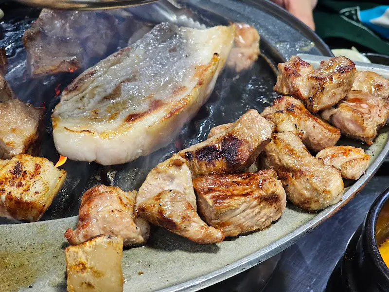 잘 구워진 목살이 한 접시 가득 담겨있다