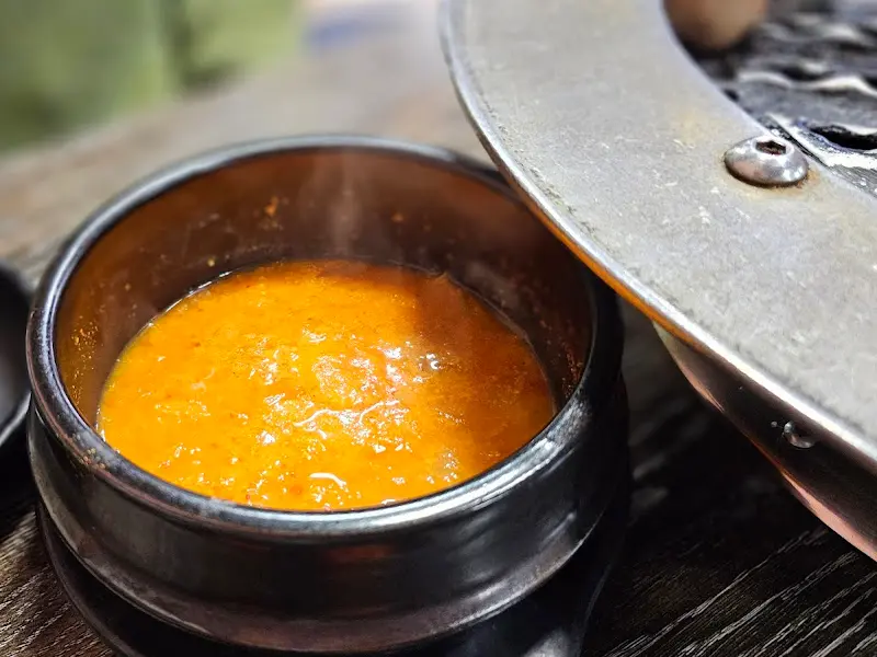 뚝배기에 담겨 보글보글 끓고 있는 비지찌개