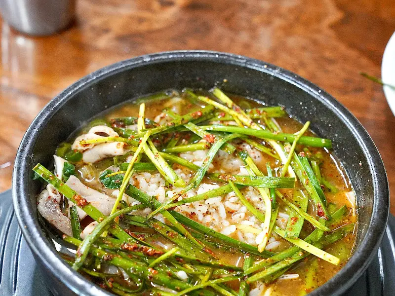 부추무침을 곁들인 순대국밥