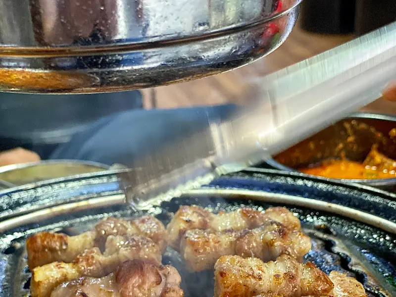 고기를 굽는 모습