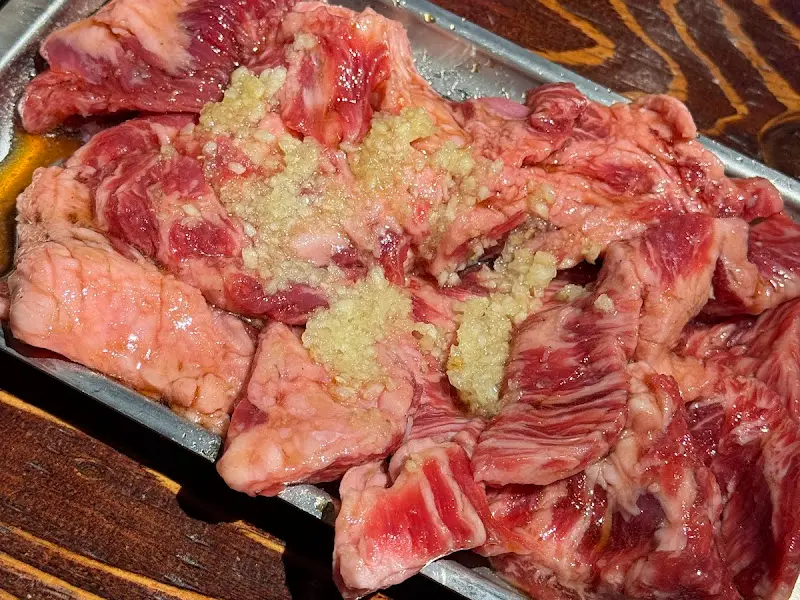 간장 마늘 소스가 듬뿍 올려진 늑간살