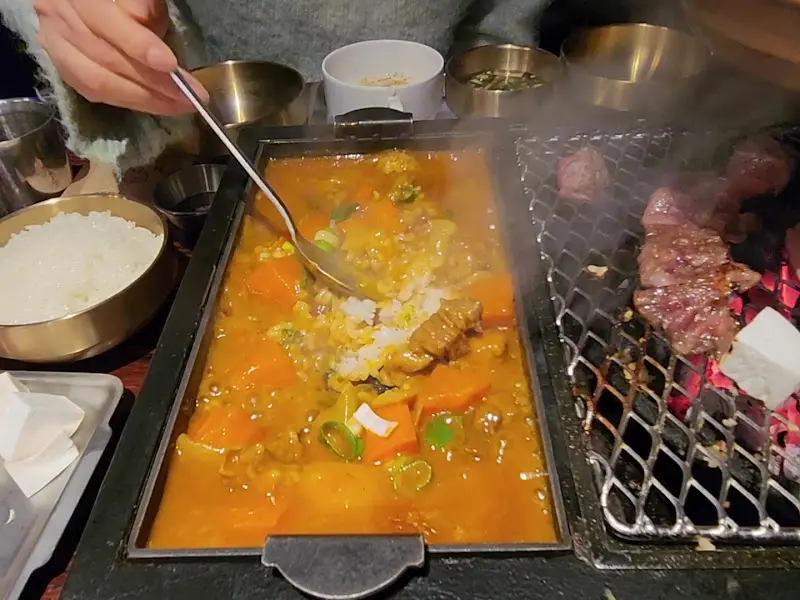 카레에 밥 비벼 먹기