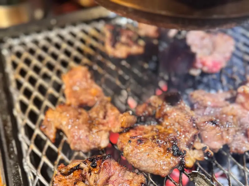 숯불 위에서 구워지는 늑간살