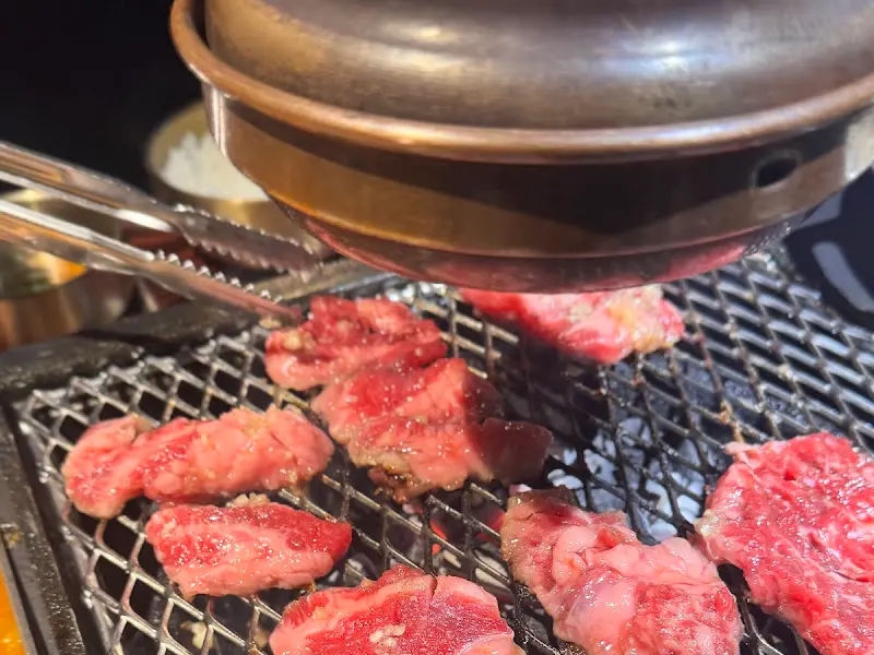 불판 위에서 익어가는 고기