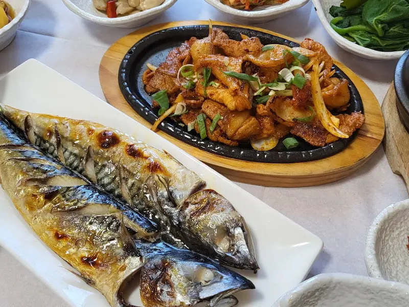 윤기 좔좔 고등어 구이와 매콤한 돼지불고기